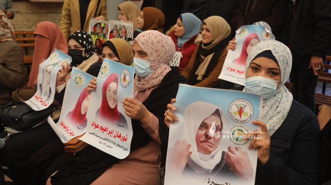 بالصور: اعتصام اهالى الأسرى الأسبوعي أمام مقر الصليب الأحمر بغزة