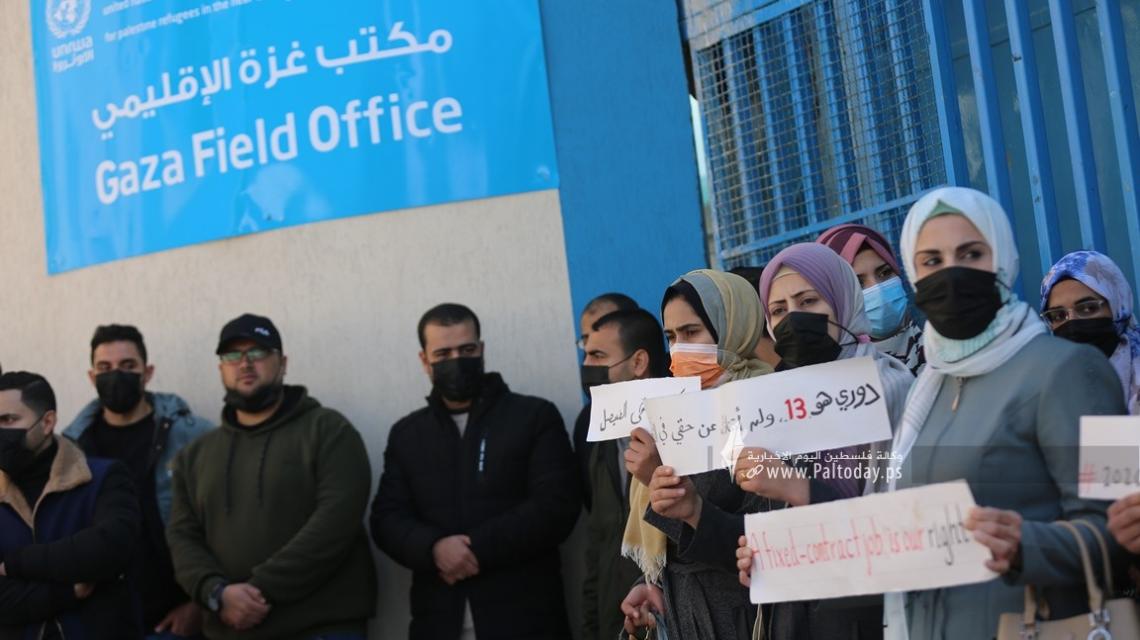 بالصور: احتجاجات أمام مقر "الاونروا"بغزة رفضاً لقراراتها الاخيرة بشأن التوظيف