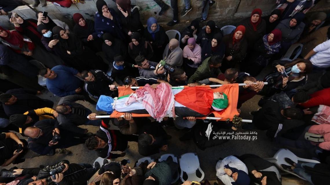 بالصور: جماهير محافظة بيت لحم تشيع جثمان الشهيد الطفل محمد رزق صلاح (١٤عاما)