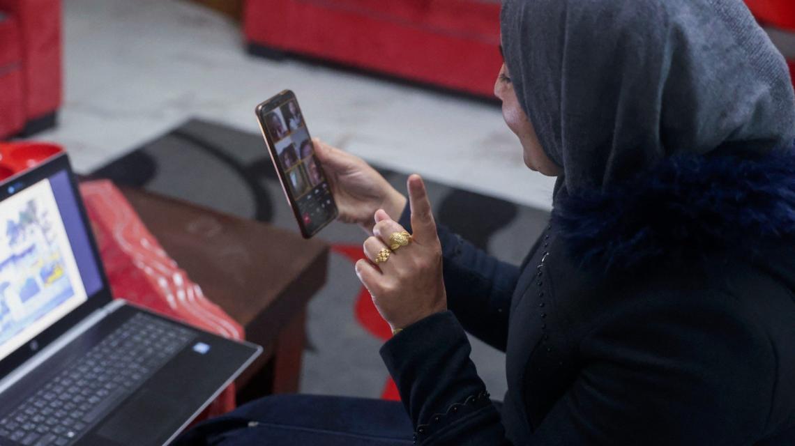 عودة التعليم عن بعد في مدن الضفة الغربية بسبب انتشار فيروس كورونا الذي تسبب بإغلاق المدارس لـ 10 أيام