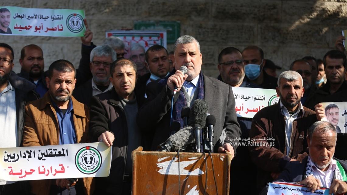 بالصور: لجنة الأسرى تنظم وقفة جماهيرية أمام الصليب الأحمر حول آخر التطورات في سجون الاحتلال