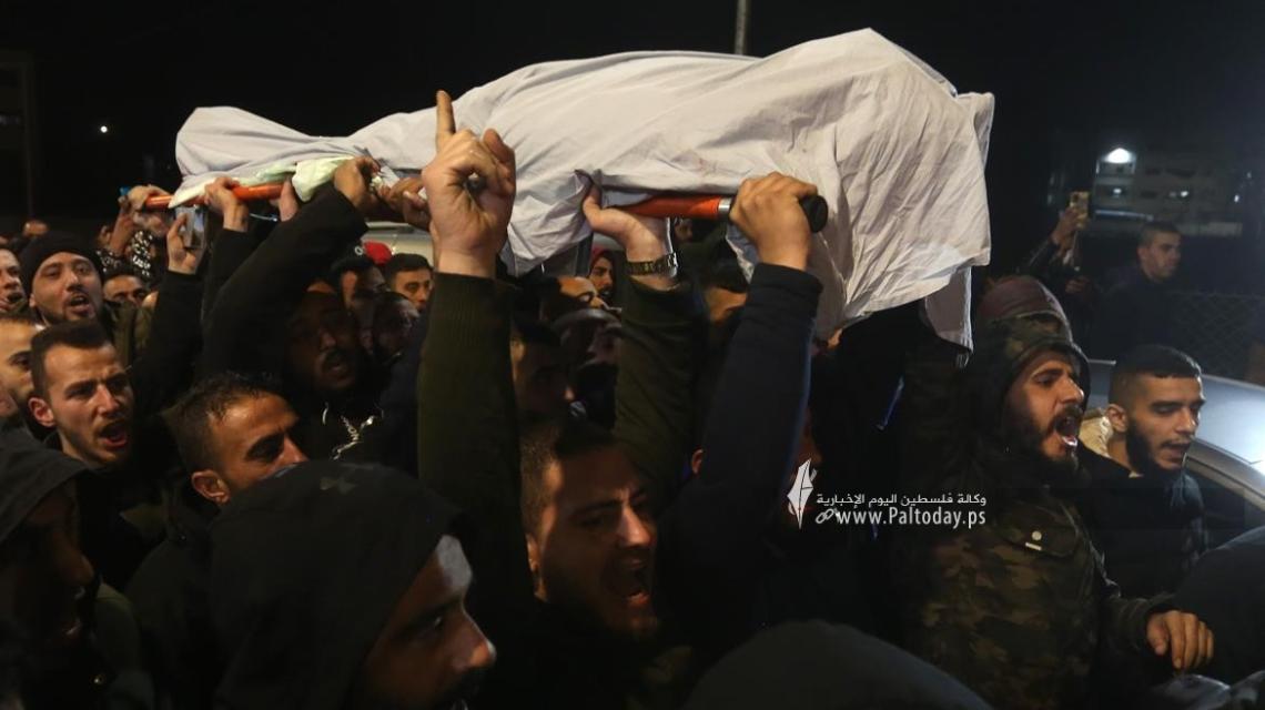 بالصور: مواطنون يحملون جثمان الشهيد محمد ابوصلاح (17عاماً) خلال نقله الى مستشفى جنين الحكومي