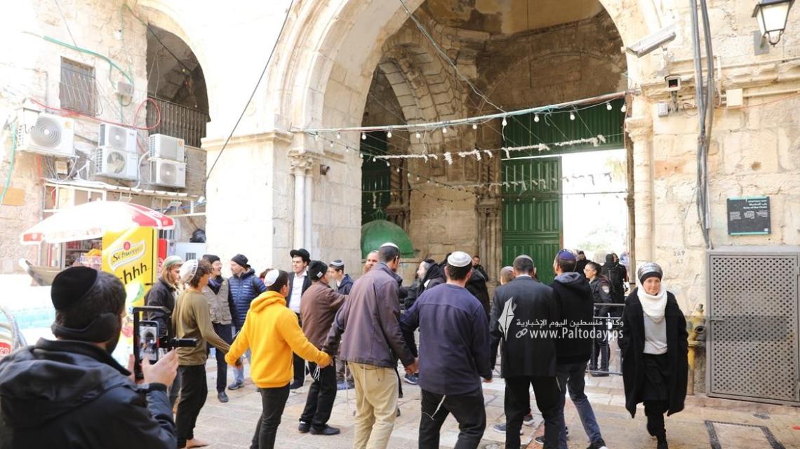 بالصور: القدس - عشرات المستوطنين يقتحمون المسجد الأقصى من باب المغاربة