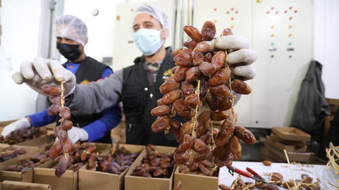 بالصور تجهيز أنواع مختلفة من التمور الفاخر في غزة استعداداً لشهر رمضان الفضيل