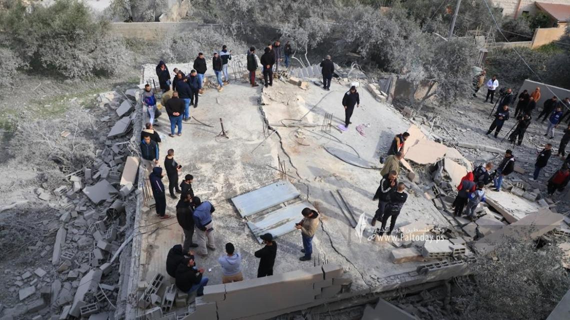 بالصور : قوات الاحتلال تهدم منزلي الأسيرين محمد جرادات وغيث جرادات في بلدة السيلة الحارثية غرب جنين