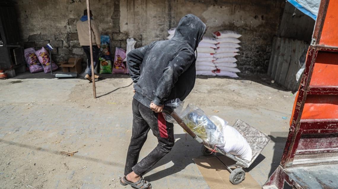 بالصور : مراكز توزيع "كابونات الأونروا" وخشية من تاثير أزمة اوكرانيا روسيا