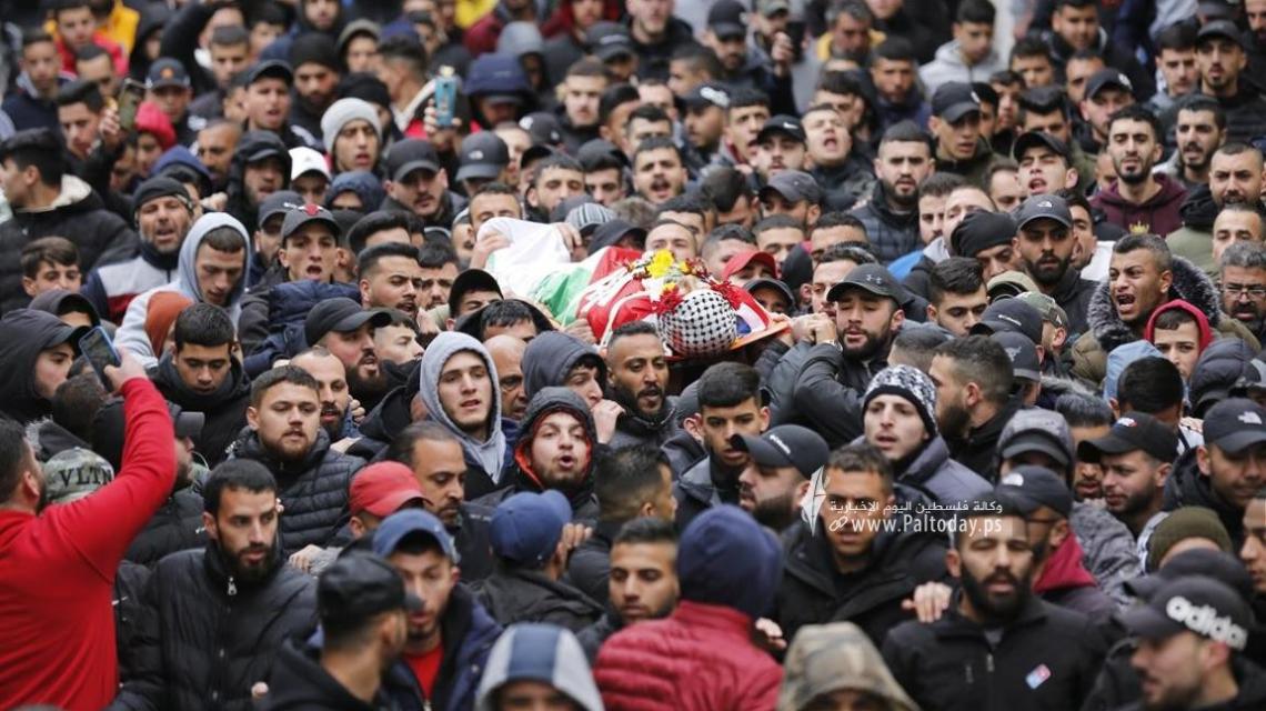 بالصور: القدس - تشييع جثمان الشهيد علاء شحام لمثواه الأخير في مخيم قلنديا شمال القدس