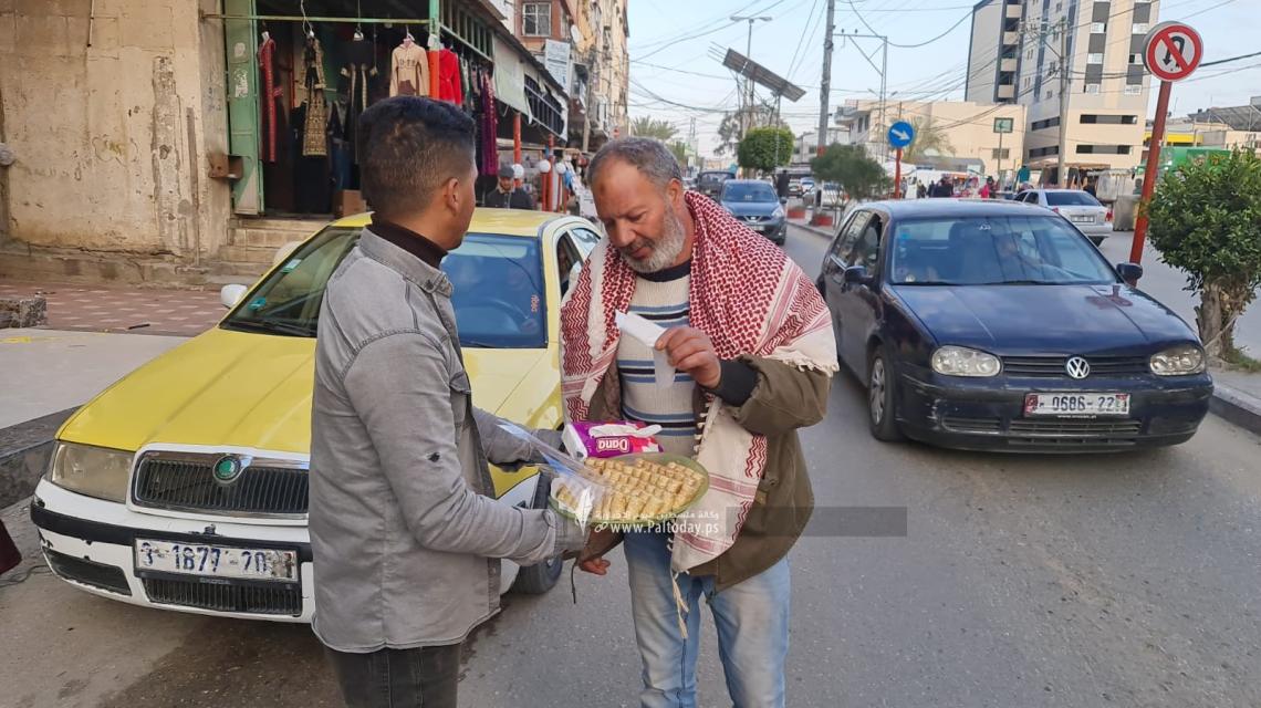 بالصور: صور أهالي قطاع غزة يوزعون الحلوى ابتهاجًا بالعملية  المزدوجة في بئر السبع
