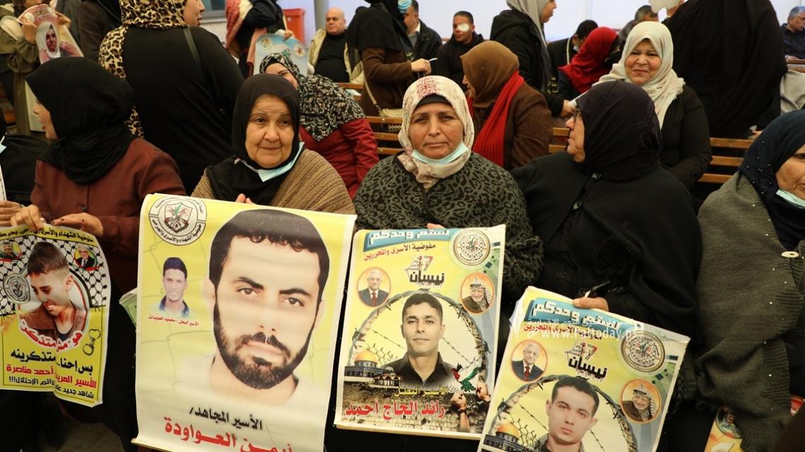 بالصور: اعتصام اهالى الأسرى الأسبوعي أمام مقر الصليب الأحمر بغزة