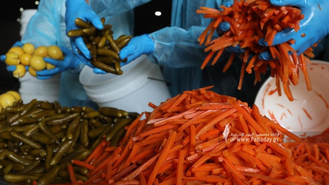 بالصور: مصانع المخللات في غزة تنهي استعداداتها لاستقبال شهر رمضان المبارك