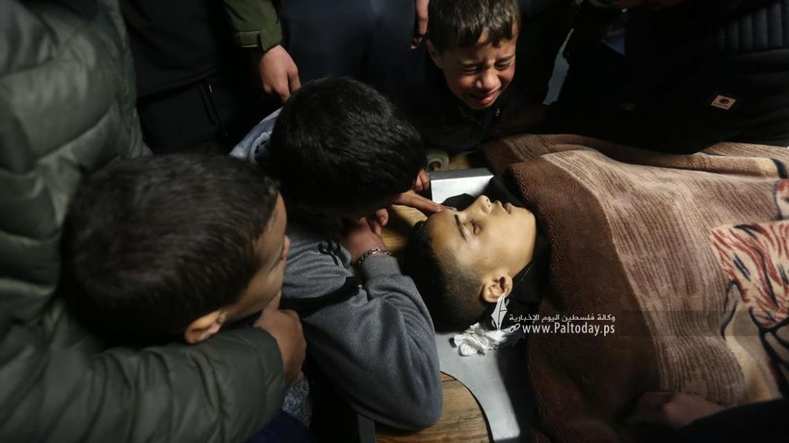 بالصور: وداع جثمان الشهيد نادر هيثم ريان (17 عاما) في مستشفى رفيديا جراء اصابته برصاص قوات الاحتلال في مخيم بلاطة