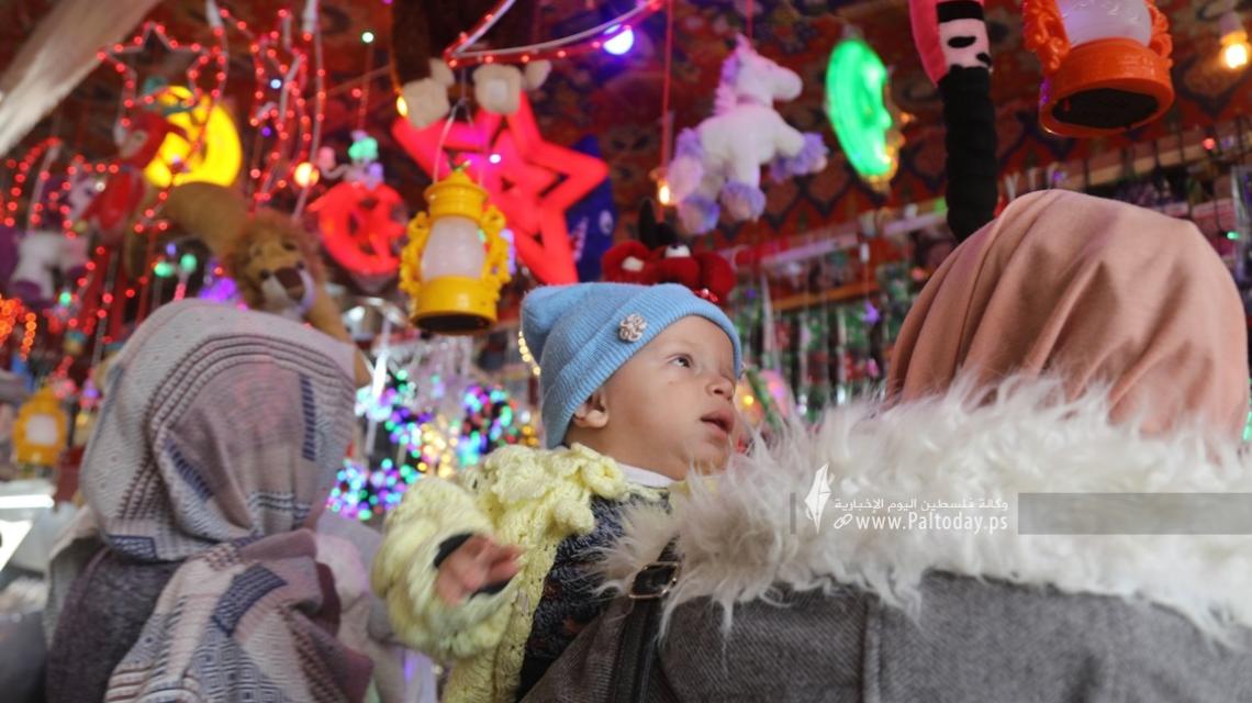 بالصور: أسواق غزة تتزين بفوانيس رمضان قبل حلول الشهر المبارك