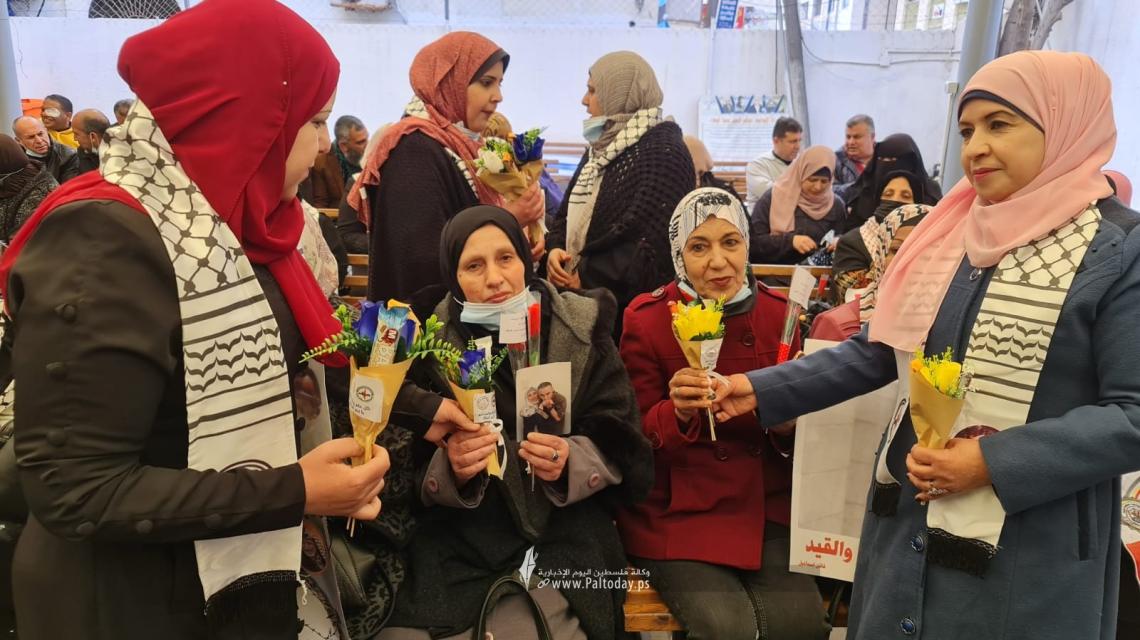 بالصور: بمناسبة يوم الام توزيع ورود على أمهات الأسرى في اعتصام أهالي الأسرى