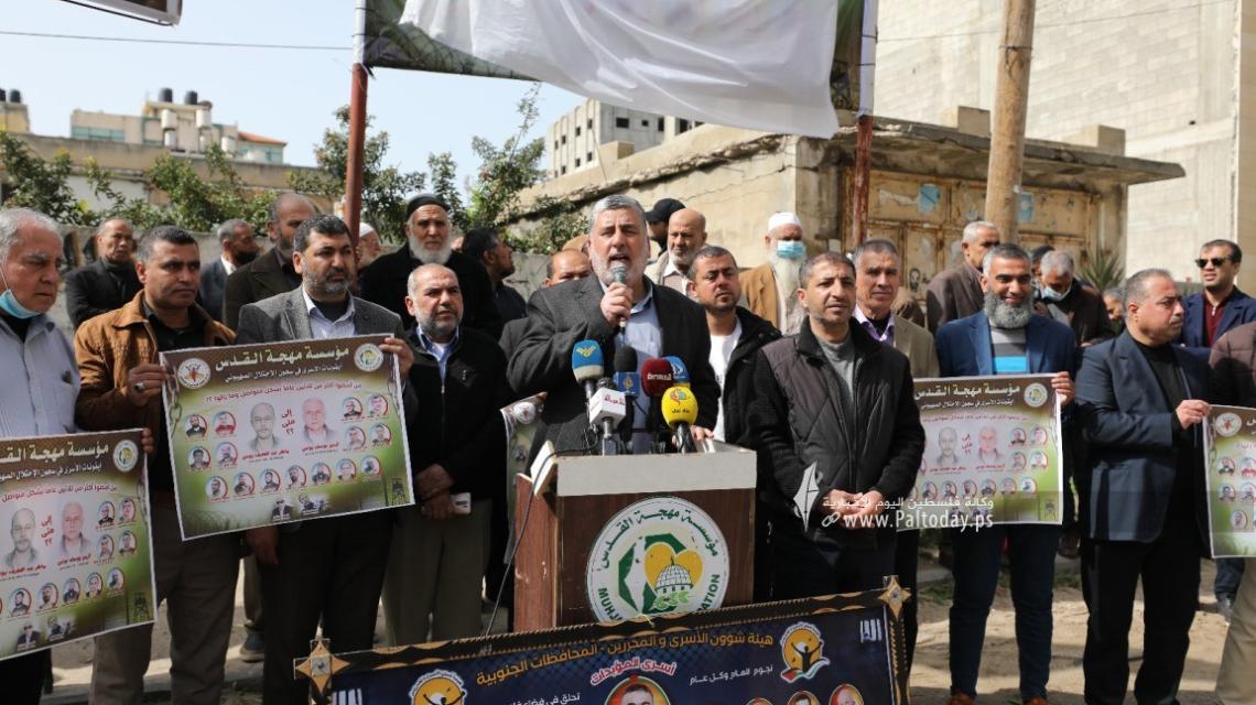 بالصور: جدارية "أيقونات الأسرى" الذين مضى على اعتقالهم أكثر من 30 عامًا