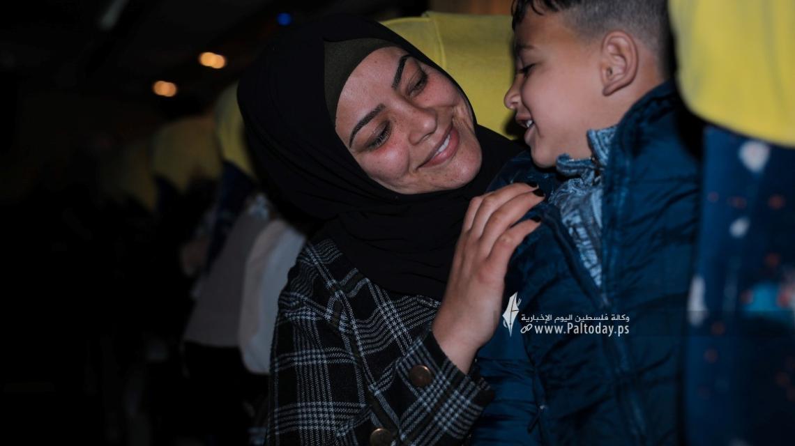 بالصور : بعد انقطاع لعامين .. اهالي الاسرى يتوجهون لزيارة ذويهم في سجن نفحة
