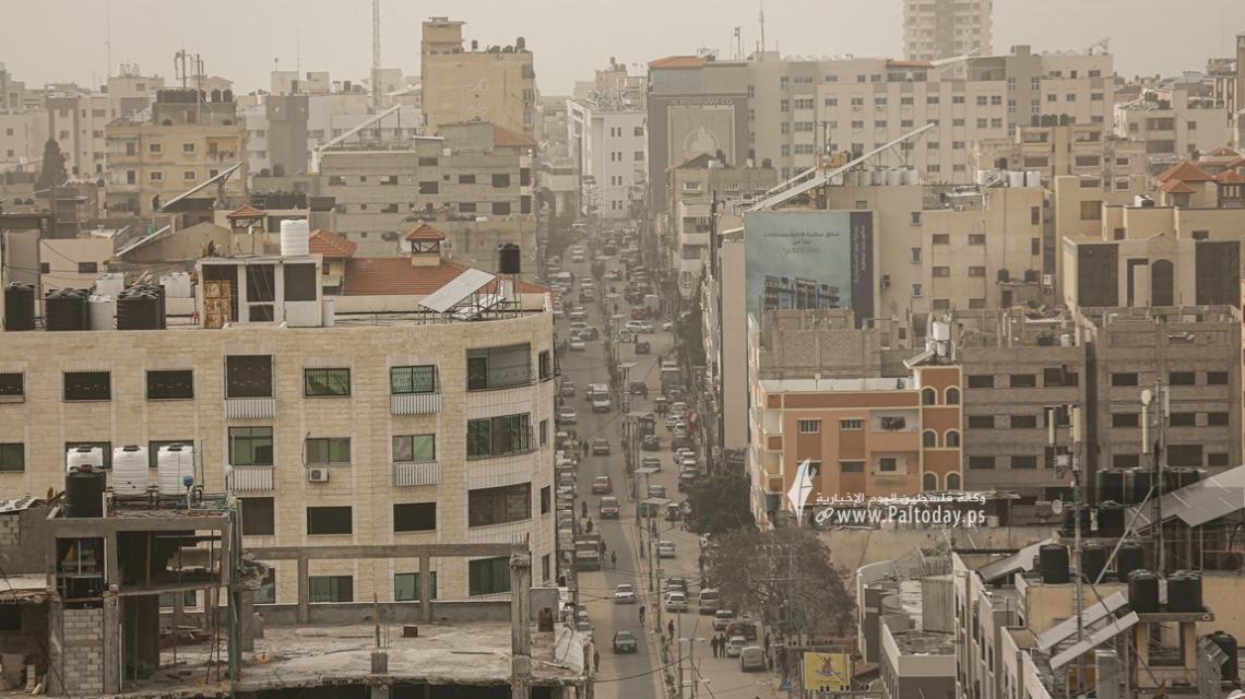 بالصور:  قطاع غزة بدأ يتأثر بعاصفة رملية وسط أجواء جافة ومغبرة اليوم