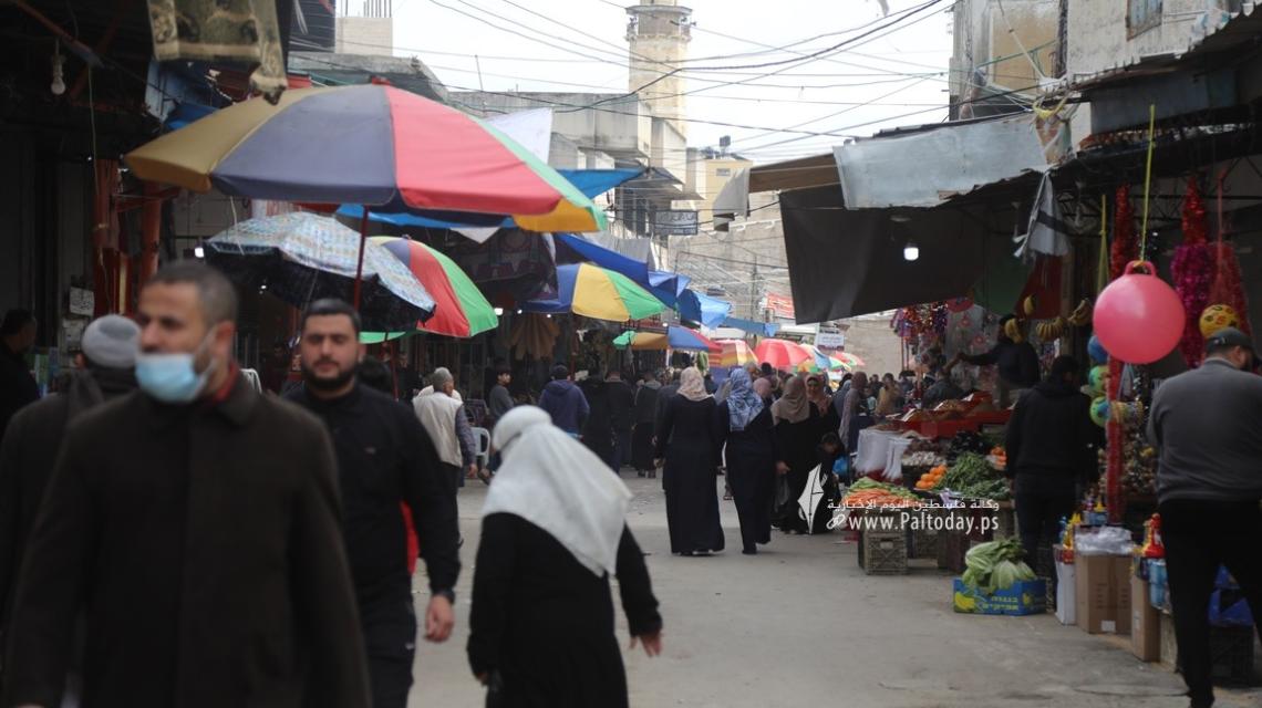 بالصور: رغم الاستعداد لشهر رمضان المبارك.. ركود في أقدم سوق في غزة