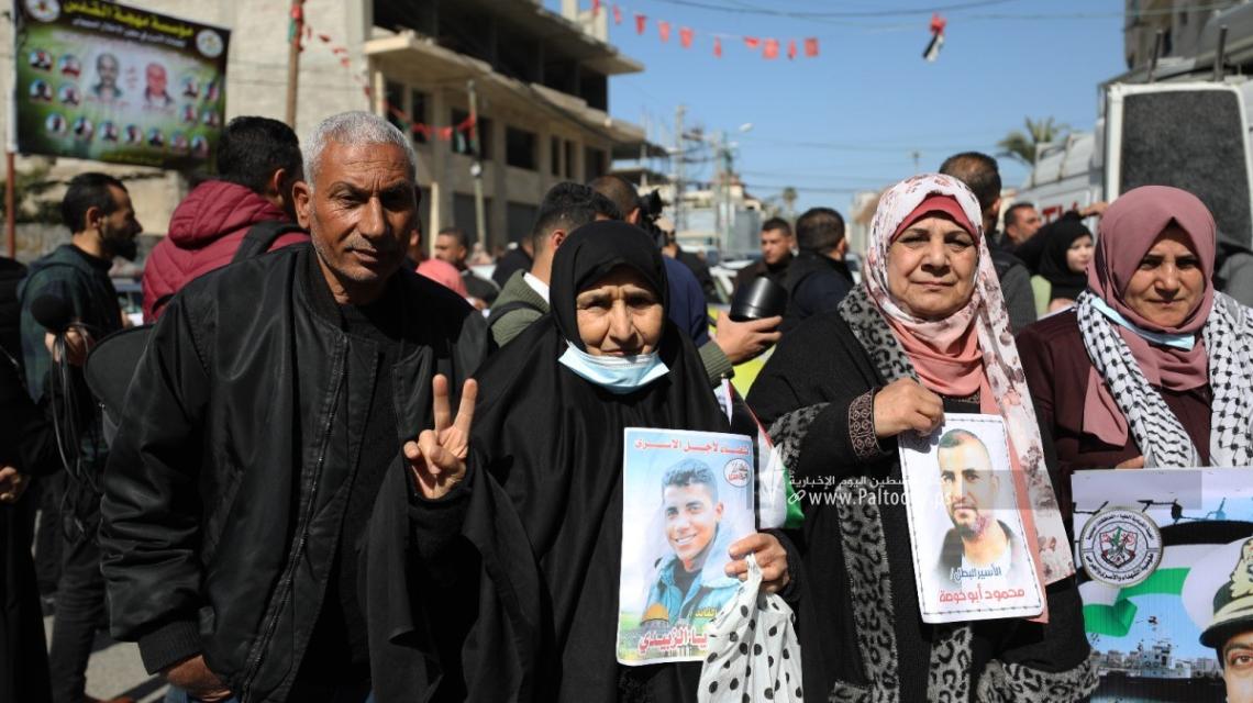 بالصور :اعتصام أهالي الأسرى أمام الصليب الأحمر بغزة
