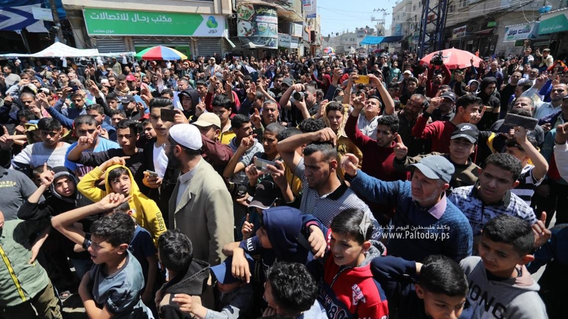 بالصور:  خان يونس جماهير غفيرة  تخرج في مسيرات دعت لها الفصائل الفلسطينية دعماً ونصرة للقدس والأقصى.
