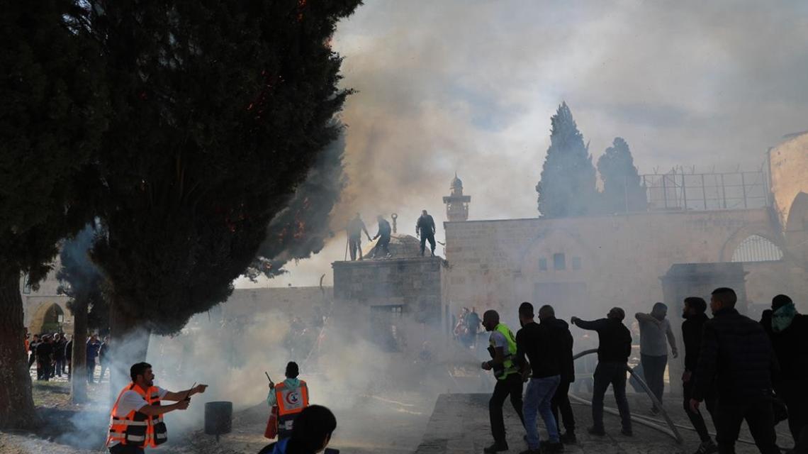 بالصور: القدس - احتراق احدى أشجار المسجد الأقصى بعد اطلاق قوات الاحتلال القنابل الغازية داخل باحات الاقصى