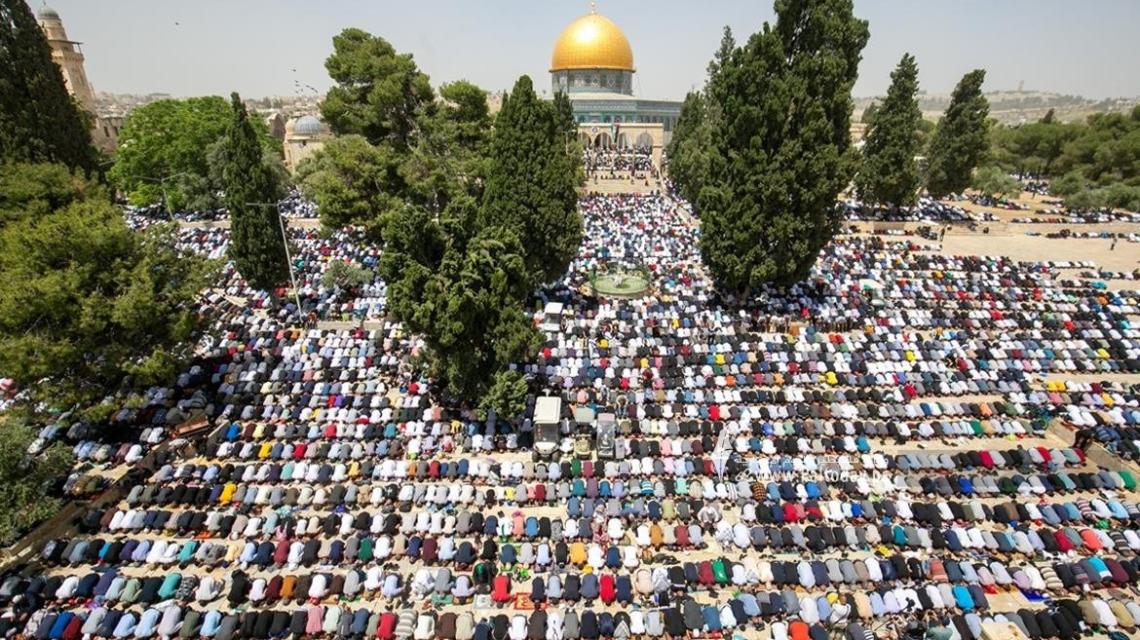 بالصور: نحو 160 ألف مُصلٍ بالجُمعة الأخيرة من رمضان في المسجد الأقصى