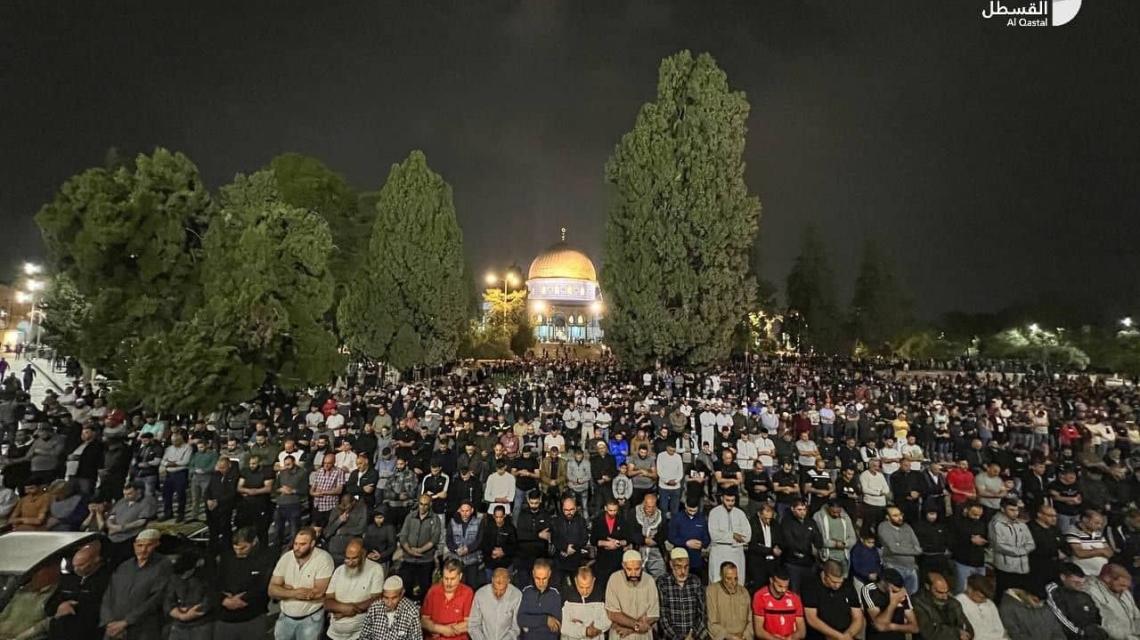 الآلاف يؤدون صلاتي العشاء والتراويح في رحاب المسجد الأقصى المبارك