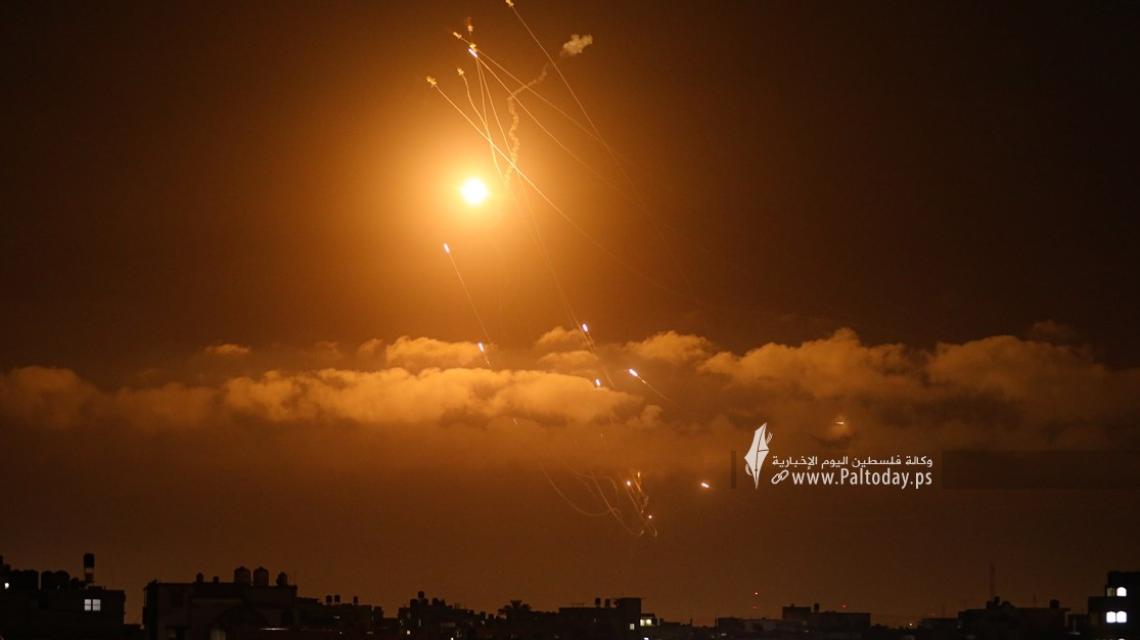 القبة الحديدية تحاول التصدي لصواريخ المقاومة الفلسطينية في غلاف غزة