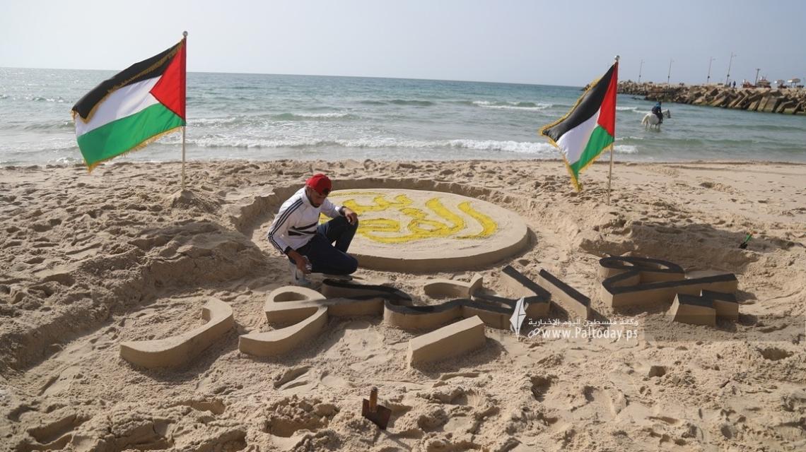 بالصور: مؤسسة رواسي فلسطين تفتتح الجدارية الفنية الرملية "القدس هي المحور"