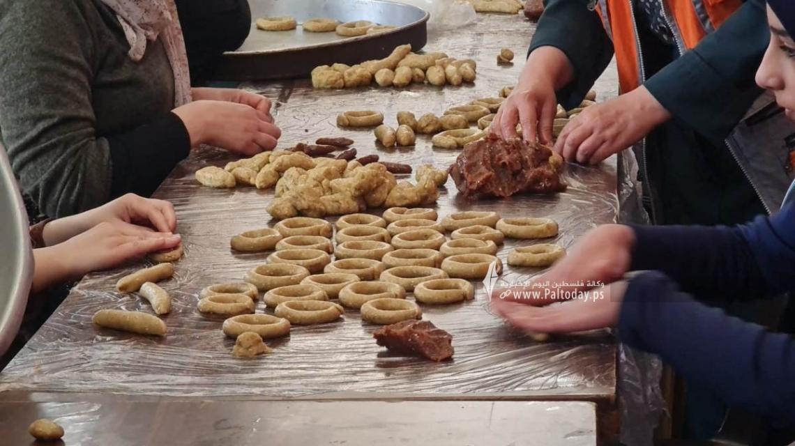 بالصور:  نساء يشاركن في تجهيز الكعك لتوزيعه على الفقراء والمحتاجين في رفح جنوب قطاع غزة