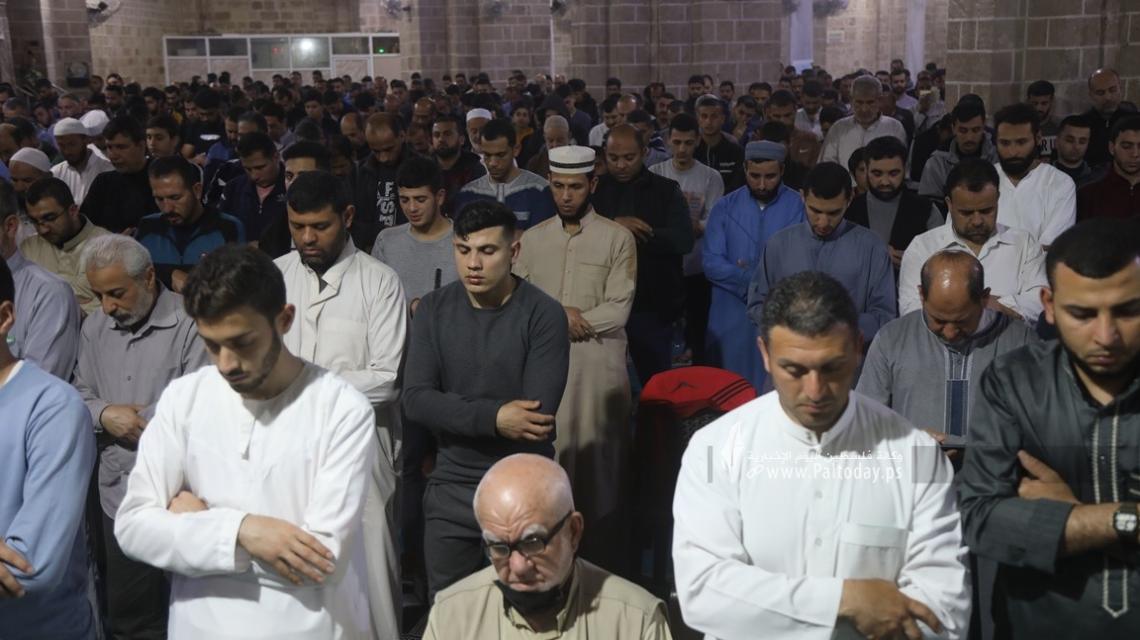 بالصور: آلاف الفلسطينيين يحيون ليلة القدرفي المسجد العمري بغزة