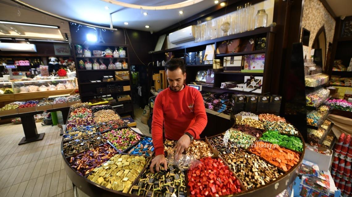 محلات الشوكلاتة في غزة تتجهز لعيد الفطر