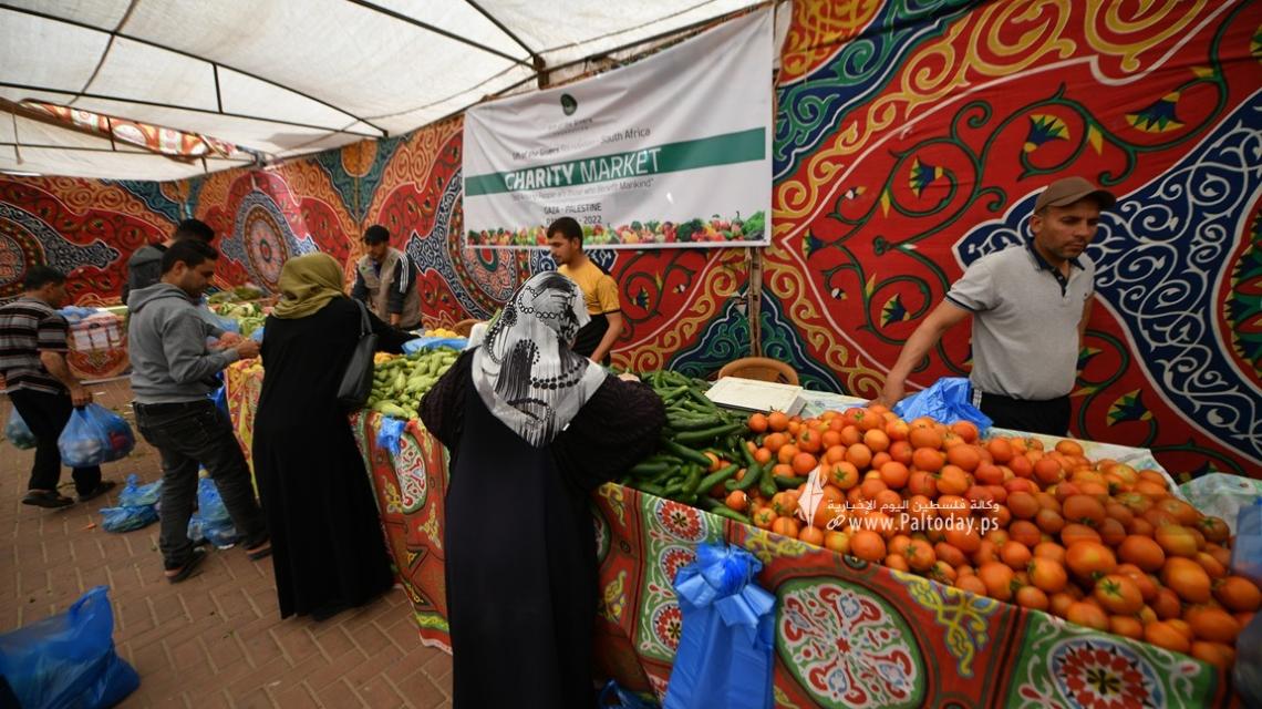 "السوق الخيري" في خانيونس.. مستلزمات غذائية للفقراء مجاناً