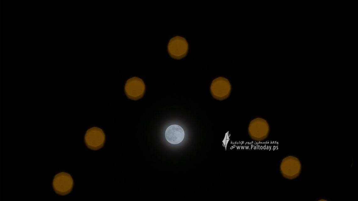 البدر ..قمر منتصف شهر رمضان من مدينة خانيونس