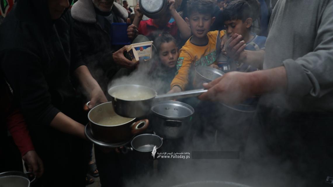 بالصور:فلسطيني يوزع طعاماً مجانياً على العائلات الفقيرة في شهر رمضان   في حي الشجاعية بغزة