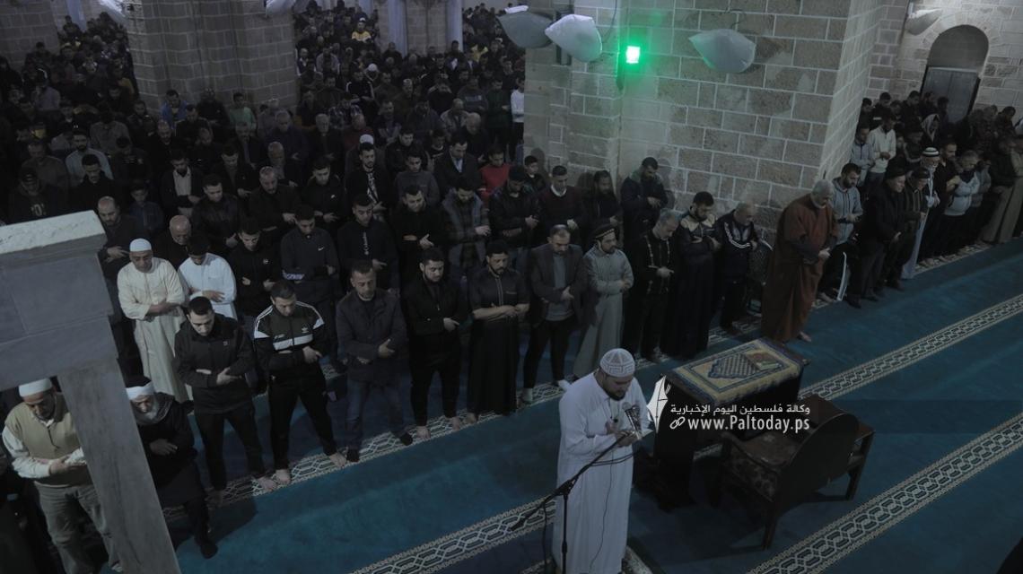 بالصور: صلاة العشاء والتراويح من المسجد العمري الكبير بغزة