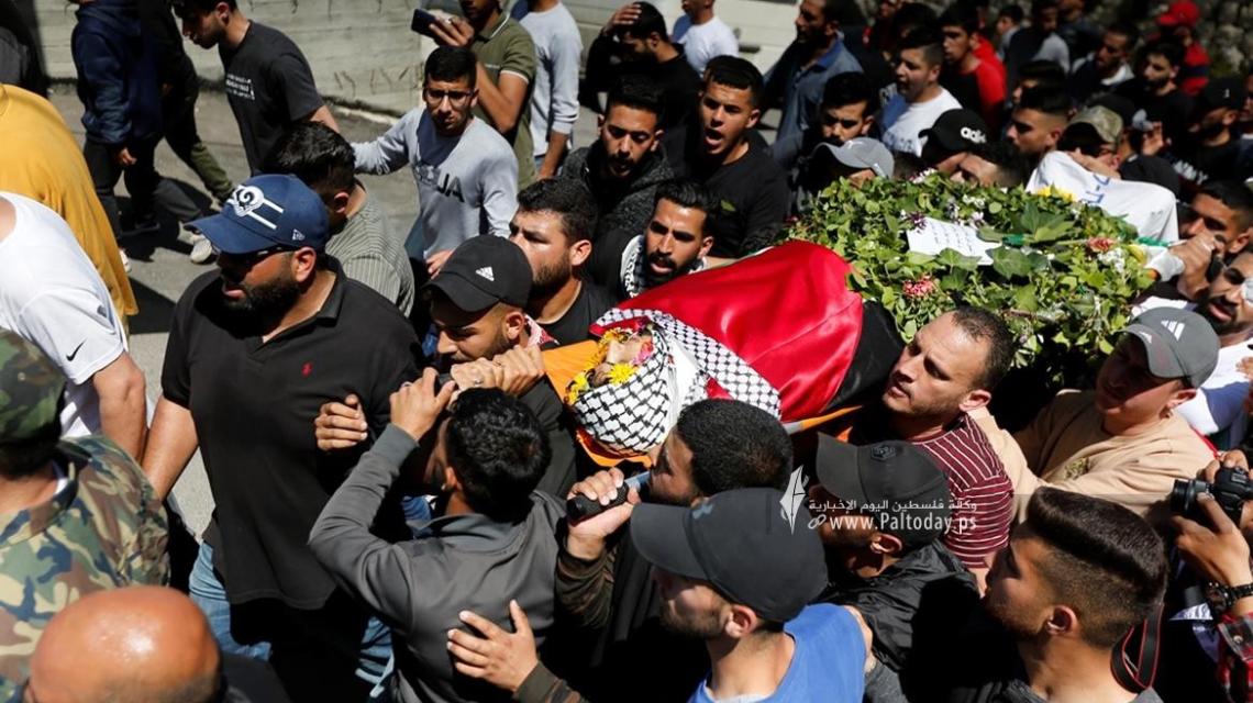بالصور: رام الله - تشييع جثمان الشهيد عمر عليان (20 عاما) لمثواه الأخير في بلدة سلواد شرق رام الله