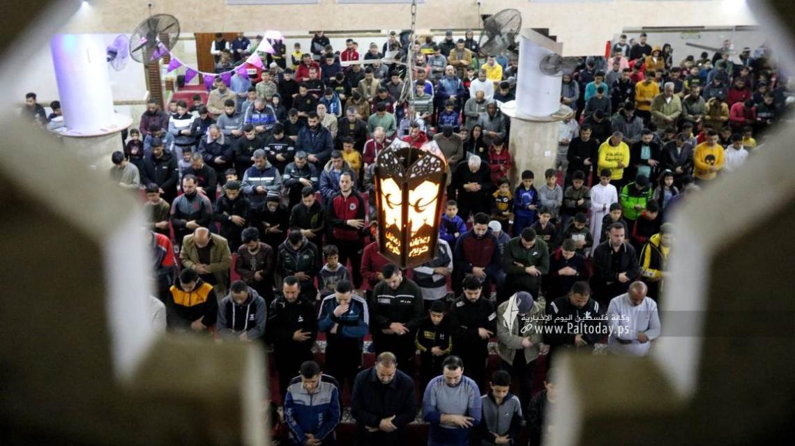 بالصور: صلاة العشاء والتراويح من مسجد الرحمن شرق مدينة غزة