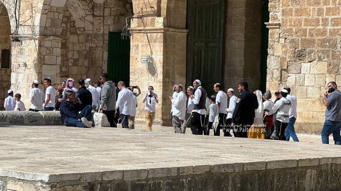 بالصور: القدس - لليوم الخامس: شرطة الاحتلال ومستوطنوه يقتحمون "الأقصى"