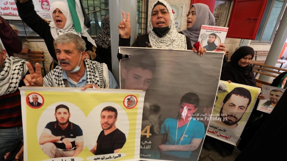 بالصور: اعتصام اهالى الأسرى الأسبوعي أمام مقر الصليب الأحمر بغزة