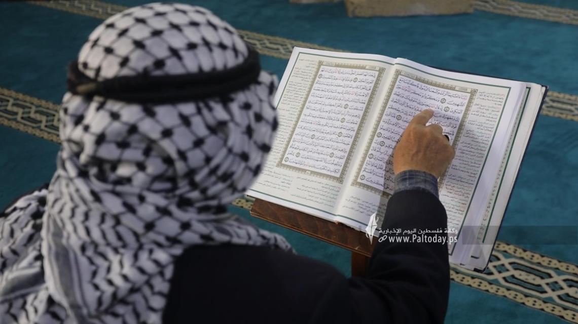 بالصور:  جلسات القرآن الكريم من المسجد العمرى الكبير بغزة فى اول يوم من شهر رمضان