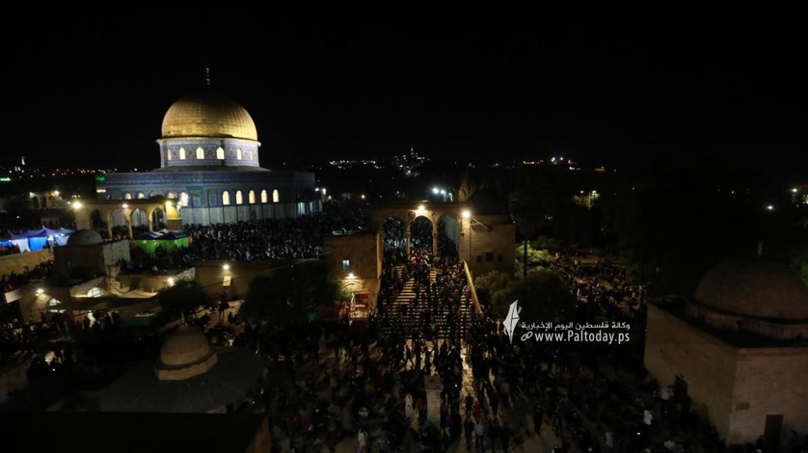 بالصور: القدس - آلاف المواطنين يحتشدون في ساحات الحرم القدسي لإحياء ليلة القدر .