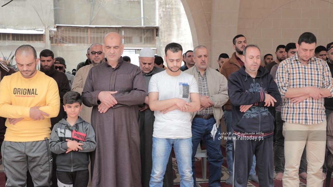 بالصور: صلاة الغائب بغزة على الشهيد رعد حازم منفذ عملية "ديزنكوف"