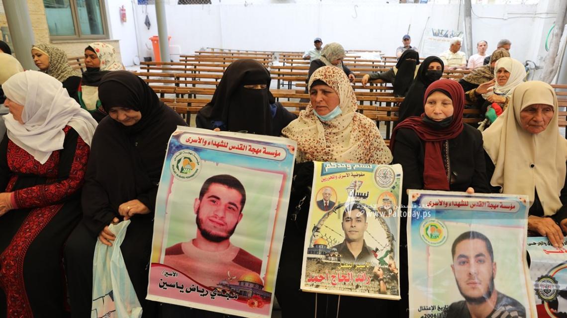 بالصور: اعتصام اهالى الأسرى الأسبوعي أمام مقر الصليب الأحمر بغزة