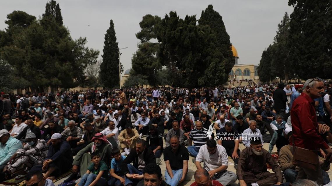 بالصور: القدس - صلاة الجمعة الأولى من شهر رمضان في المسجد الاقصى المبارك.