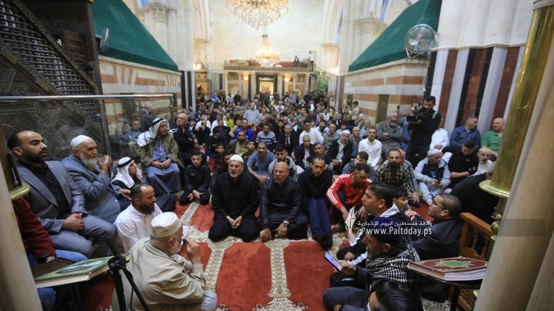 بالصور:  مئات المصلين يؤدون صلاة عيد الفطر السعيد، في الحرم الإبراهيمي الشريف بمدينة الخليل