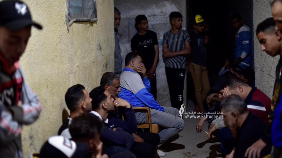 من امام منزل الشهيد 'محمود عرام 'فى مدينة خانيونس بعد إطلاق الاحتلال النار عليه بطولكرم
