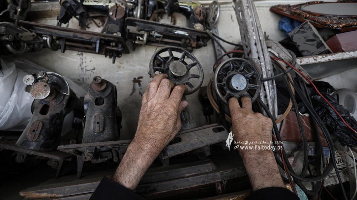 بالصور: الحاج الثمانيني زكريا الجيار أقدم مصلح ماكينات خياطة  قديمة في قطاع غزة