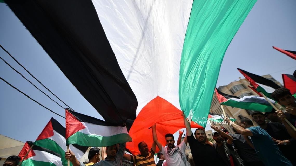 بالصور: فلسطينيون بخانيونس يرفعون الأعلام تأكيداً على الحق الفلسطيني ووفاءً للقدس في ظل الانتهاكات بالتزامن مع انطلاق مسيرة الأعلام.