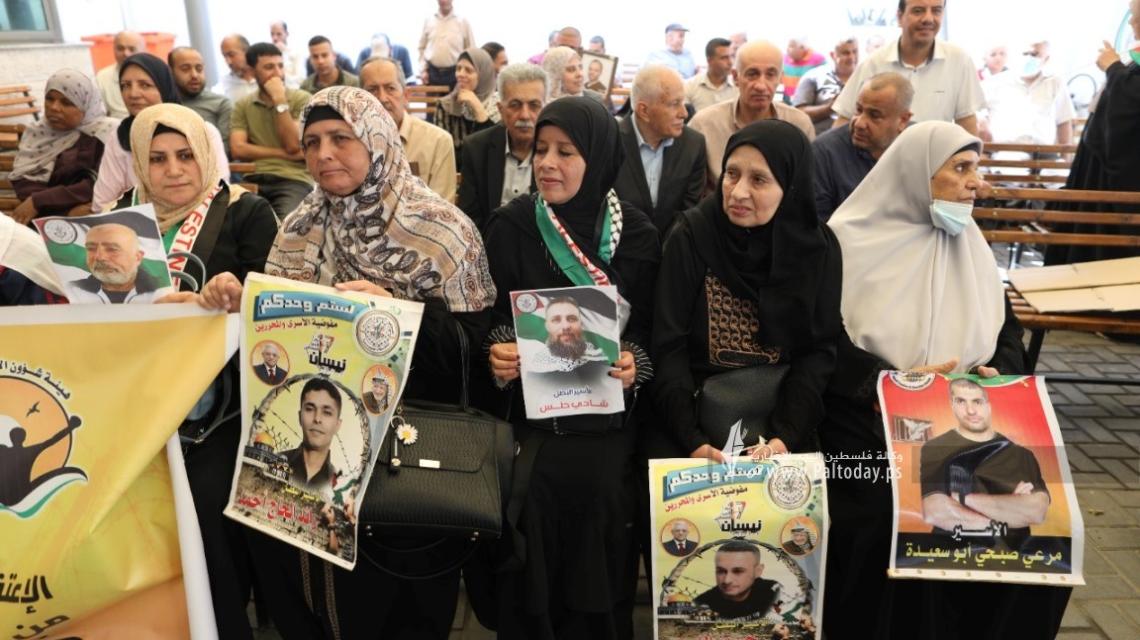 بالصور: اعتصام اهالى الأسرى الأسبوعي أمام مقر الصليب الأحمر بغزة
