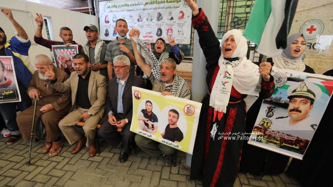بالصور: اعتصام اهالى الأسرى الأسبوعي أمام مقر الصليب الأحمر بغزة